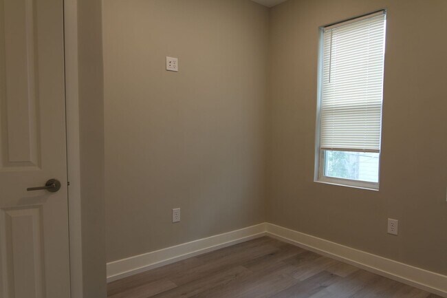 Building Photo - 1649 Pratt St