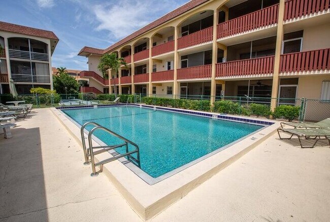 Building Photo - 651 Pine Dr