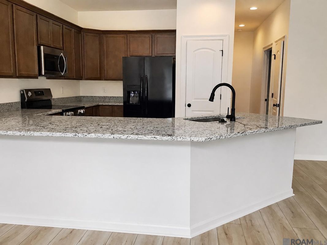 Building Photo - 23661 Sweetbriar Ct