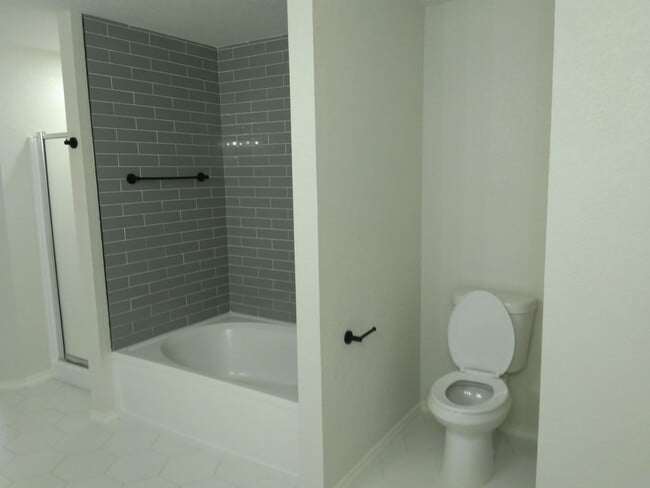 Building Photo - Spacious 3BR Home Just Minutes from Downto...
