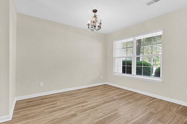 Building Photo - Easy, Modern Comfort in a Prime Charleston Location!