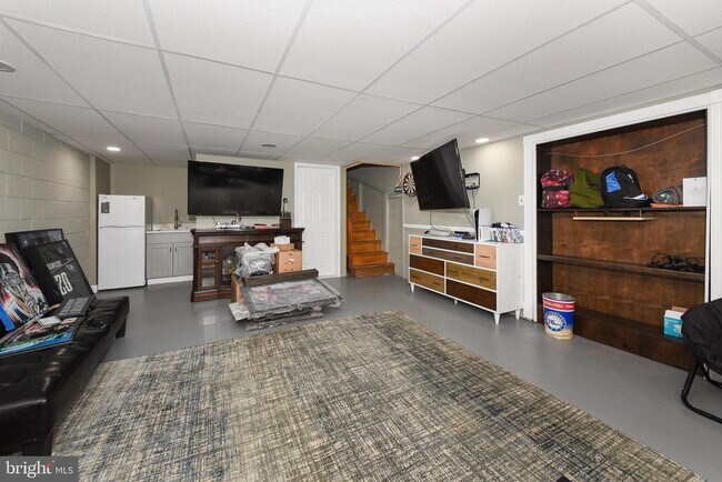 Building Photo - 127 Lark Dr