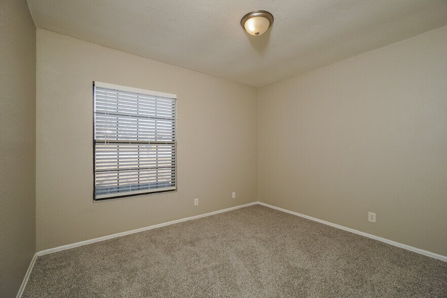 Building Photo - 605 Janice Dr