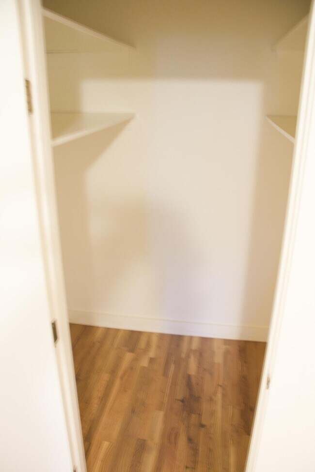 Building Photo - Bottom level 2bed, new s/s appliances, off...