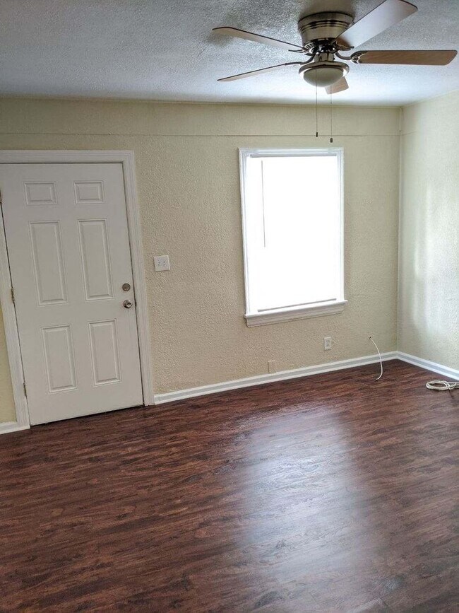 Building Photo - Newly Remodeled! Beautiful 2 bedroom/ 1 bath home / Laundry Room / Car Port