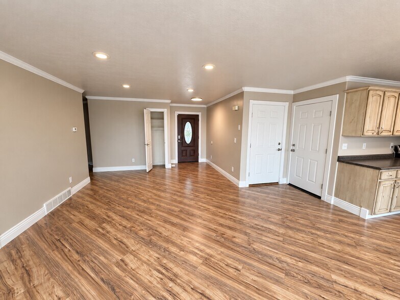 Building Photo - 305 N Appleview Dr