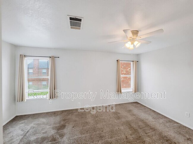 Building Photo - 3211 Roundtree Ln