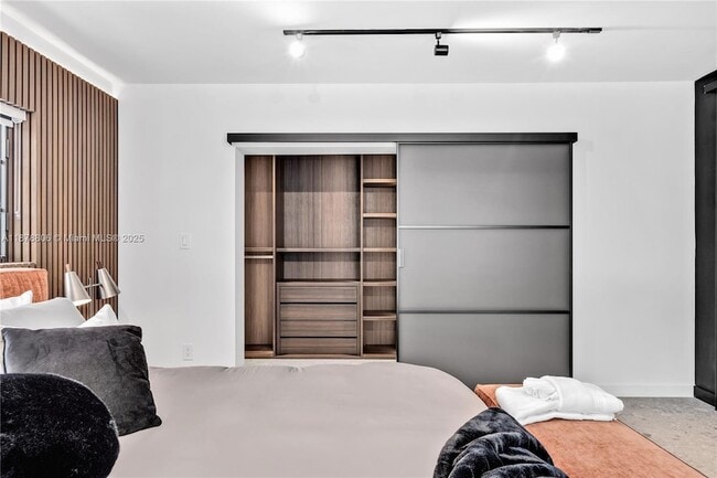 Building Photo - 2500 Bayview Dr