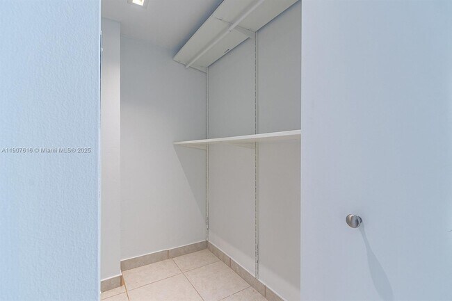 Building Photo - 2821 N Miami Beach Blvd