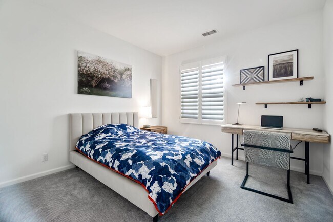 Building Photo - Thoughtfully Renovated 3 Bed, 2.5 Bath Sin...