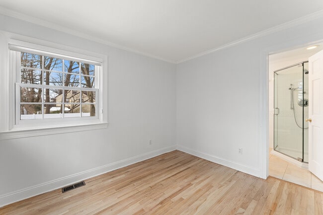 Building Photo - 14 Wakefield Rd