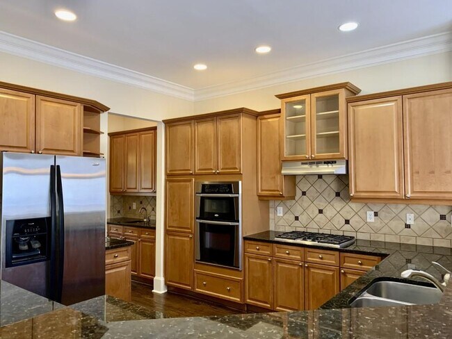 Building Photo - 5460 Glenridge View NE