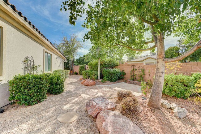 Building Photo - Stunning single-story home in picturesque community!