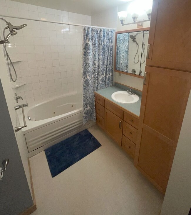 Building Photo - Beautiful 2-bedroom 1.5-bathroom home