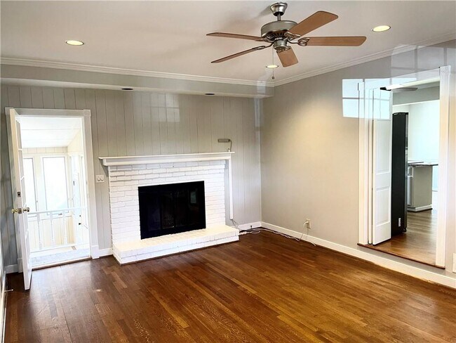 Building Photo - 119 Woodlawn Dr NE