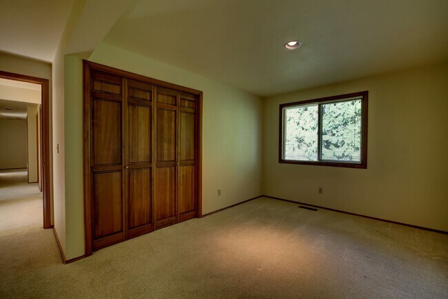 Building Photo - 5Bd/2.5Ba Bellevue Home