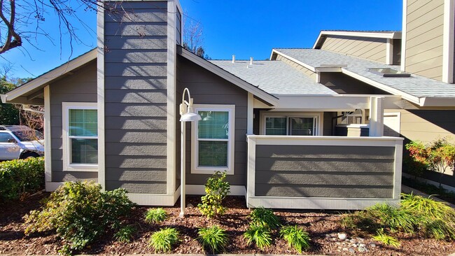 Building Photo - Gorgeous Single Story Condo in Folsom!