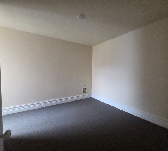 Building Photo - 5 Bedroom House For Rent
