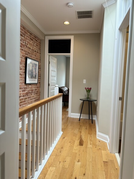 Building Photo - 143 N Kenwood Ave