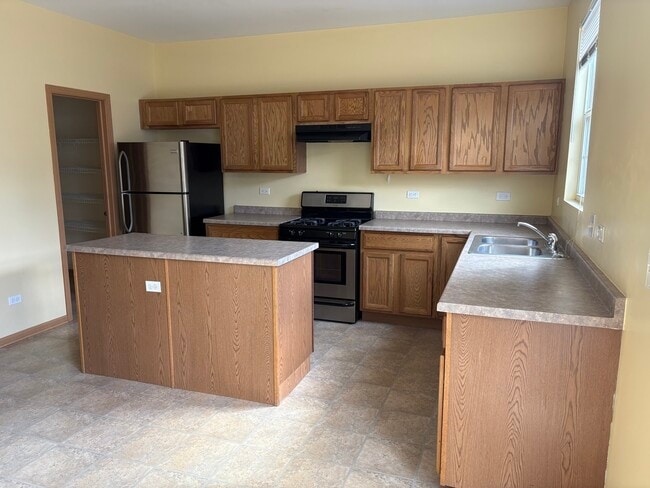 Building Photo - 250 S Alder Creek Dr