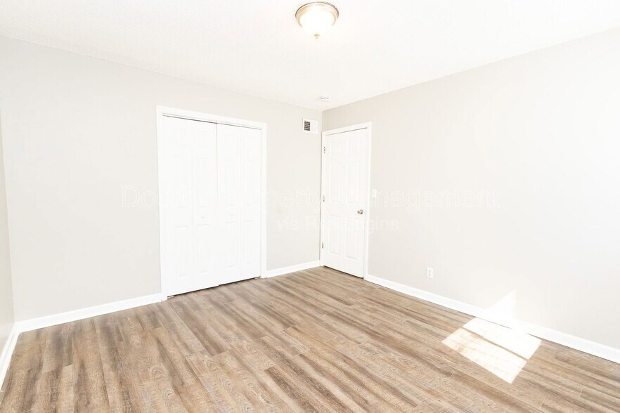Building Photo - 901 Forest Dale Ln
