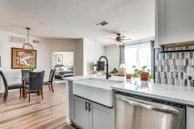 Primary Photo - 330 W Las Colinas Blvd.