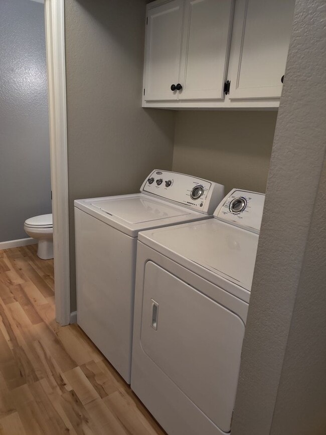 Building Photo - Great 2 bedroom single level townhome in quiet neighborhood