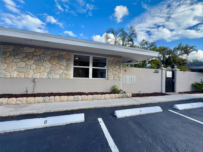 Building Photo - 924 NE 17th Terrace