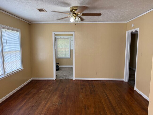 Building Photo - r2331a