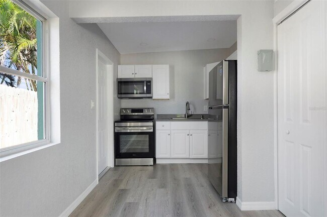 Building Photo - 304 E Madeira Ave