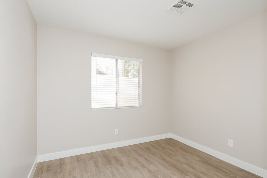Building Photo - 922 Strider Dr