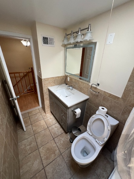 Building Photo - 643 47th St