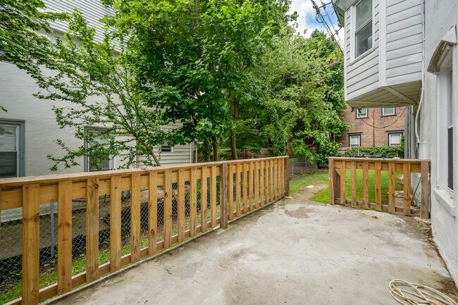 Building Photo - 109 W Queen Ln