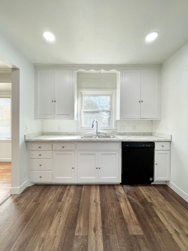 Building Photo - Stunning 4 Bedroom House in Richfield!