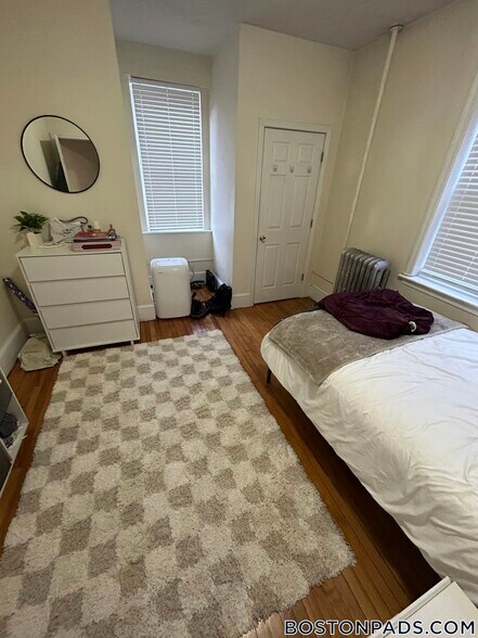 Building Photo - 324 St Paul St