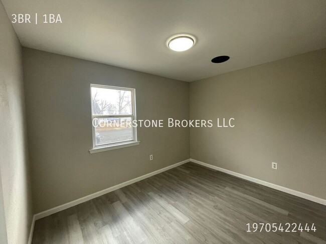 Building Photo - Fully remodeled, three bedroom apartment