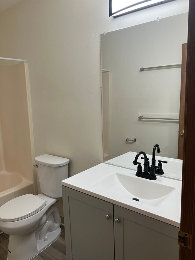 Building Photo - Troy Crossing - 2 Bedroom & 1.5 Bath Townh...
