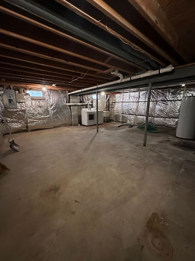 Building Photo - 4 bedroom 2.5 bath single family in Burlin...