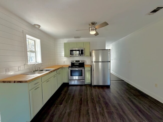 Building Photo - 199 E Bayou Forest Dr