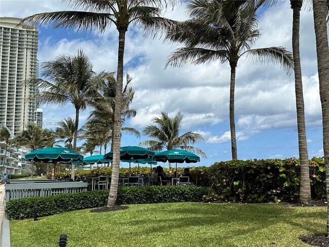 Building Photo - 16500 Collins Ave