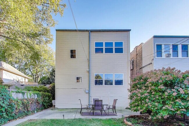 Building Photo - 1506 W Thome Ave