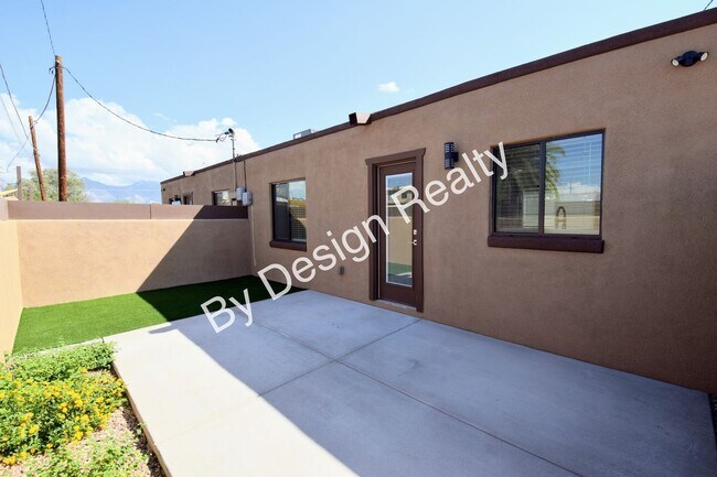 Building Photo - Contemporary 1 Bed 1 Bath with Beautiful Finishes, Private Yard & Off-Street Parking