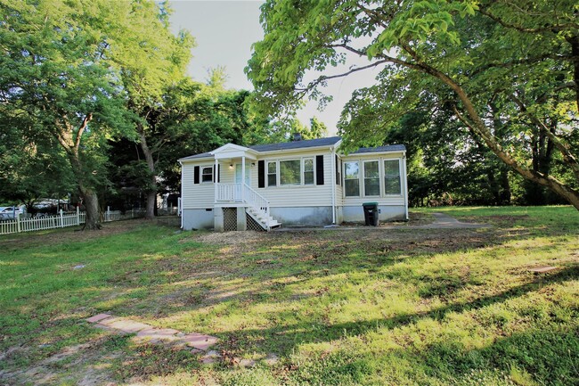 Building Photo - Adorable 2 Bedroom 1 Bath Home