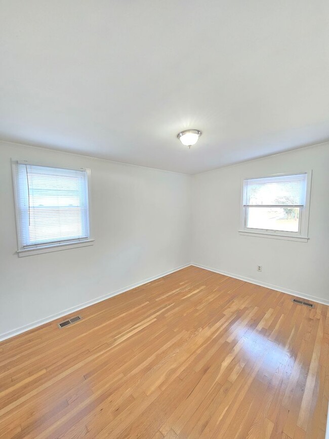 Building Photo - SUNSET PARK - **MOVE IN SPECIAL: $500 OFF ...
