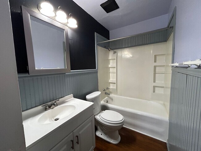 Building Photo - Cozy 2 BD, 1 BA w/ 1 Car Garage in Tacoma!