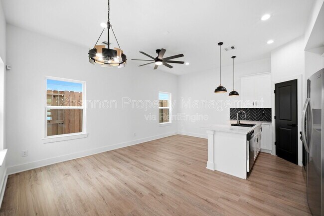 Building Photo - 2107 Esther Dr