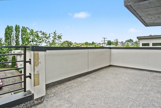 Building Photo - AVAILABLE AUGUST 14th! Modern Townhome w/ Private Balcony, AC, & Reserved Parking in Central Area