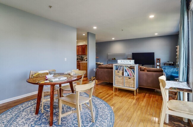 Building Photo - 340 THE Prom