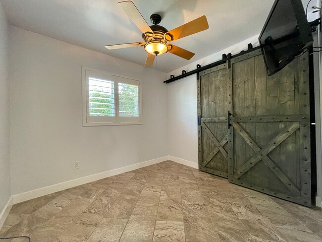 Building Photo - Beautifully Updated 3 Bedroom 2 Bathroom H...