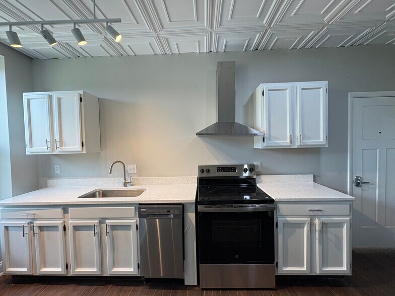 Kitchen - 1641 E Michigan St